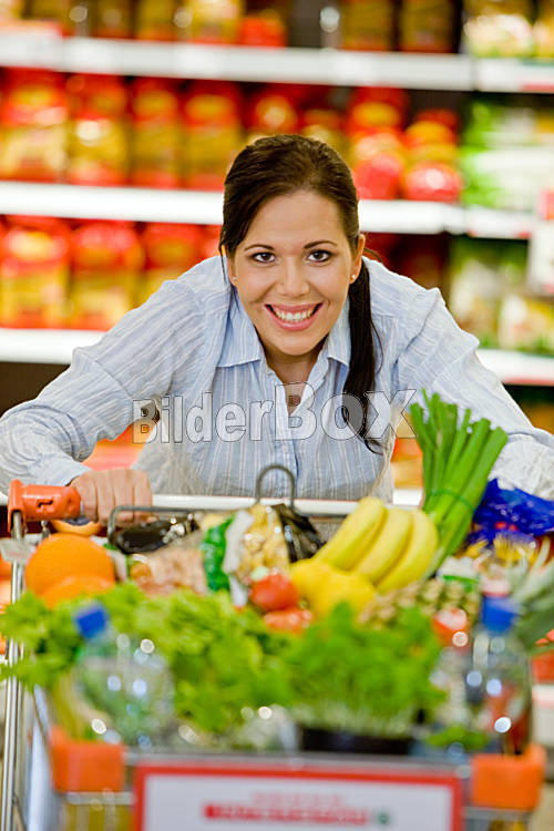 Einkauf Von Obst Gem Se Im Supermarkt Bilderbox Bildagentur Gmbh