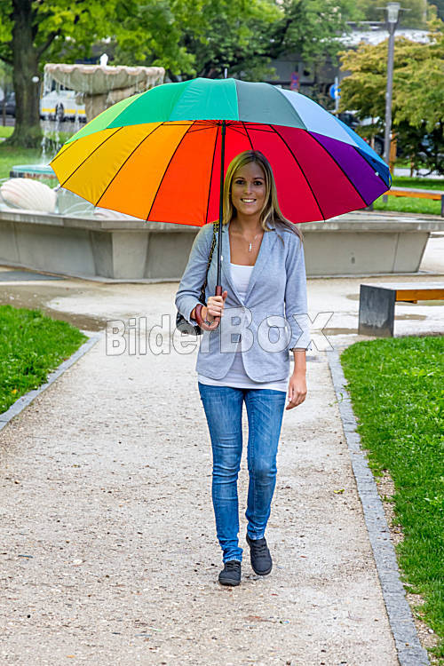 Frau Mit Regenschirm Bilderbox Bildagentur Gmbh