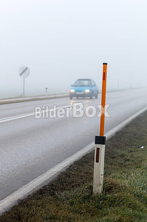 Nebel auf einer Straße mit Autos - Bilderbox Bildagentur GmbH