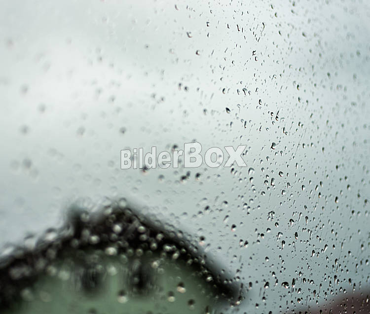 Regentropfen Bei Schlechtwetter Regen Auf Der Fensterscheibe Bilderbox Bildagentur Gmbh