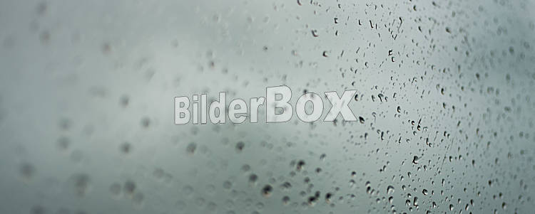 Regentropfen Bei Schlechtwetter Regen Auf Der Fensterscheibe Bilderbox Bildagentur Gmbh